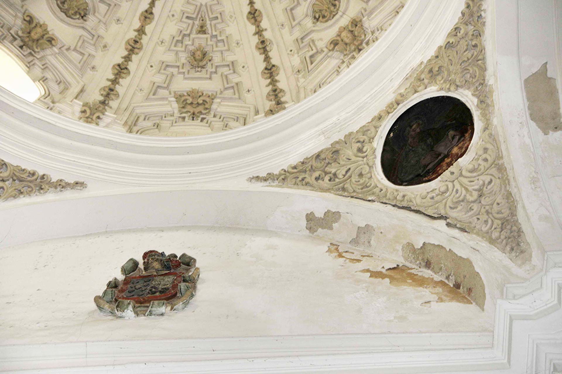 Las bóvedas de la nave central sufren de importantes humedades que dañan su estructura./A.B.