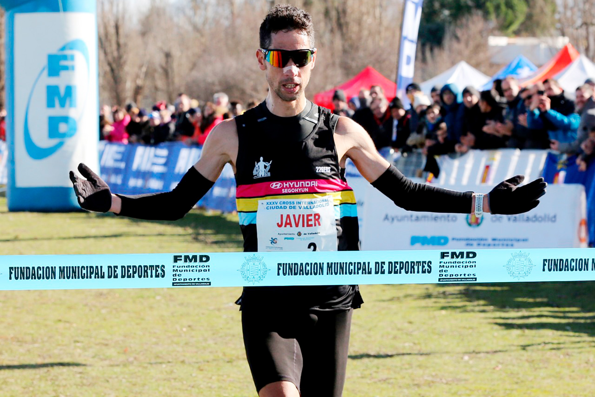 Javi Guerra entra en la meta como vencedor del Campeonato de Castilla y León de cross./ FETACYL
