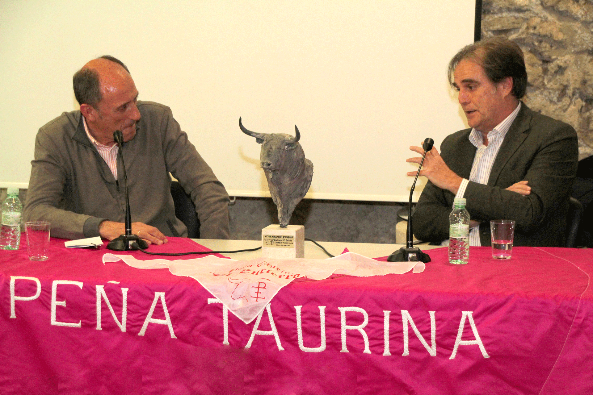 Instantes de la charla taurina con Francisco Galache (dcha.).