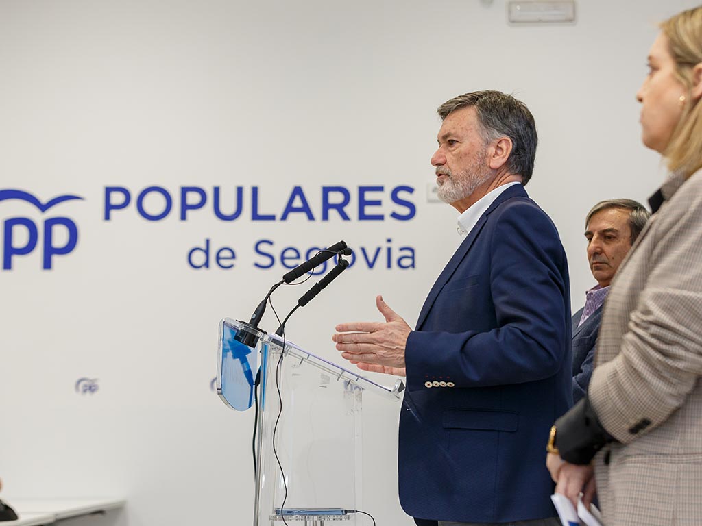 El secretario autonómico del PPCyL, Francisco Vázquez, junto a los procuradores segovianos, presenta iniciativas parlamentarias sobre Navacerrada. / NACHO VALVERDE - ICAL