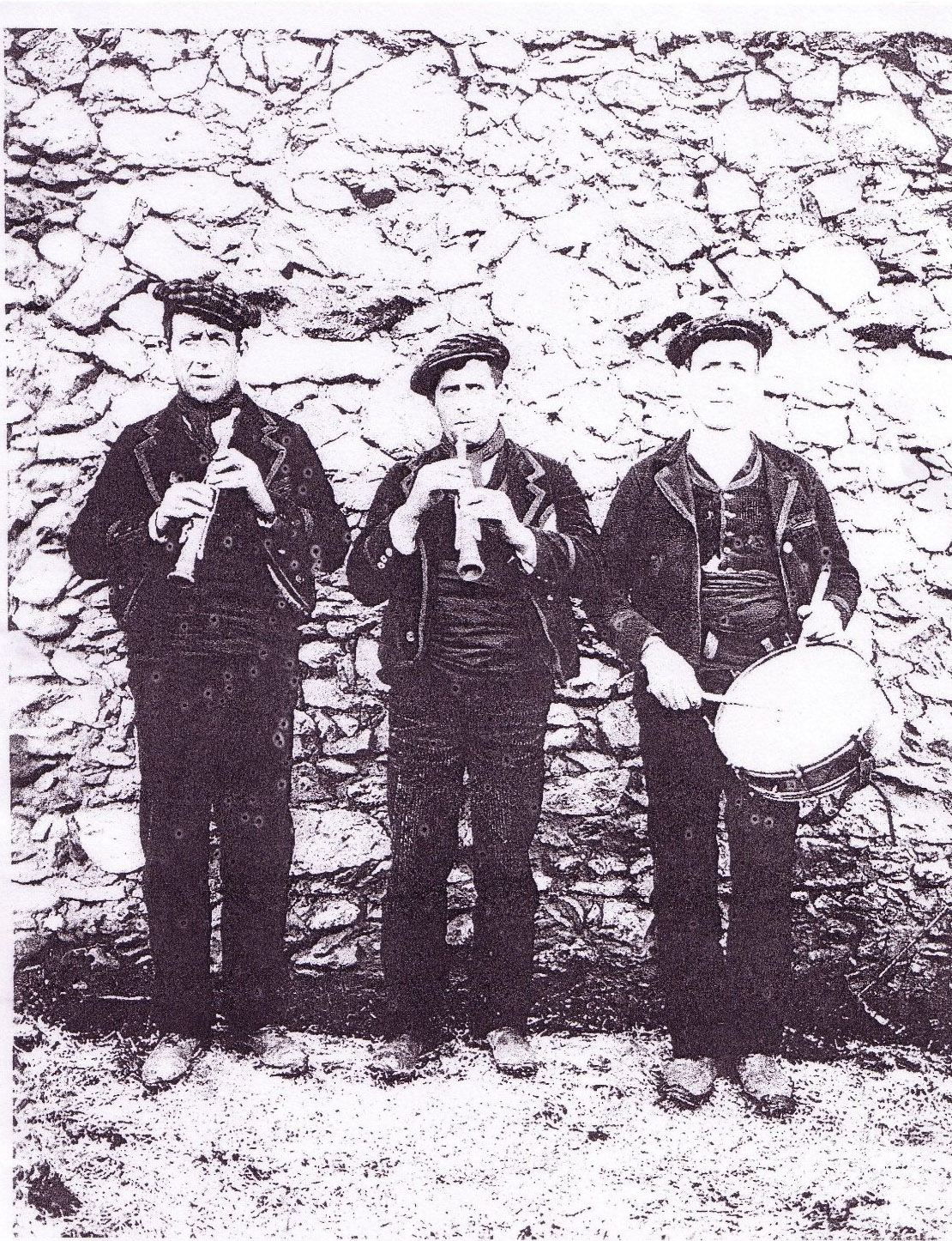 La temática general de ambos es la música y el músico tradicional.