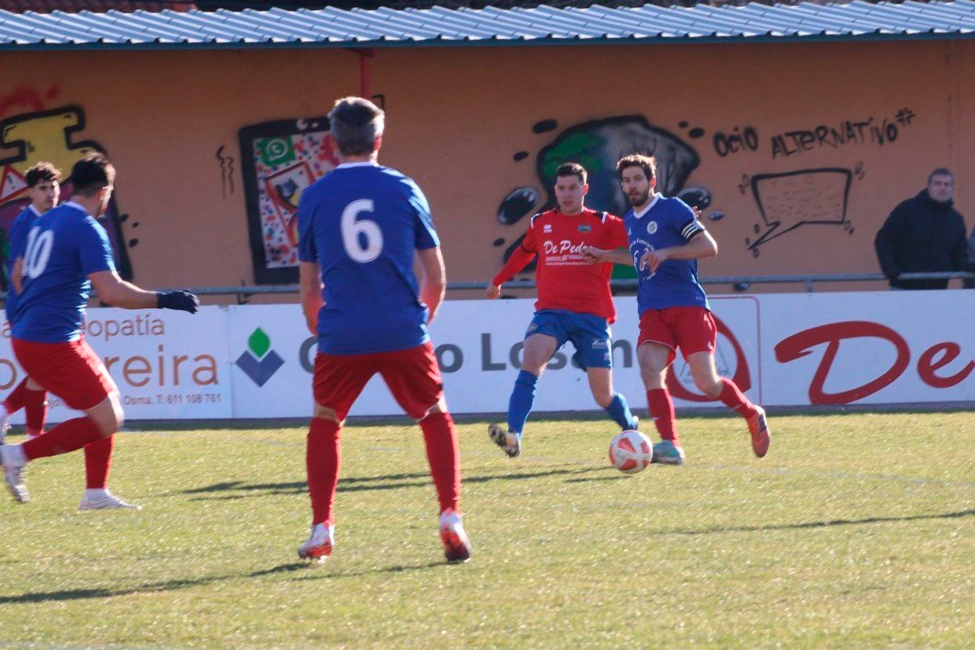 Demi intenta enviar el balón a un compañero durante el partido del Cuéllar en Soria./ SARAHI QUEVEDO