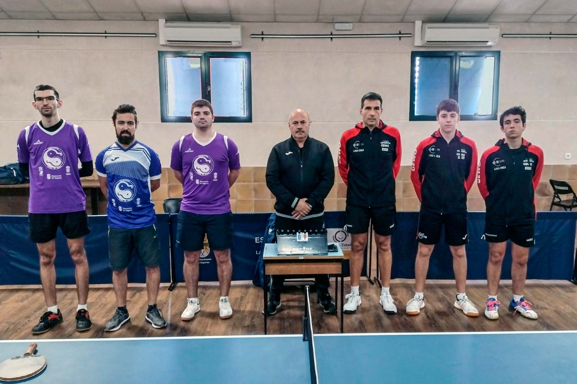 Los protagonistas del partido que se disputó en Espirdo con victoria del equipo segoviano./ SPORDEPORTE