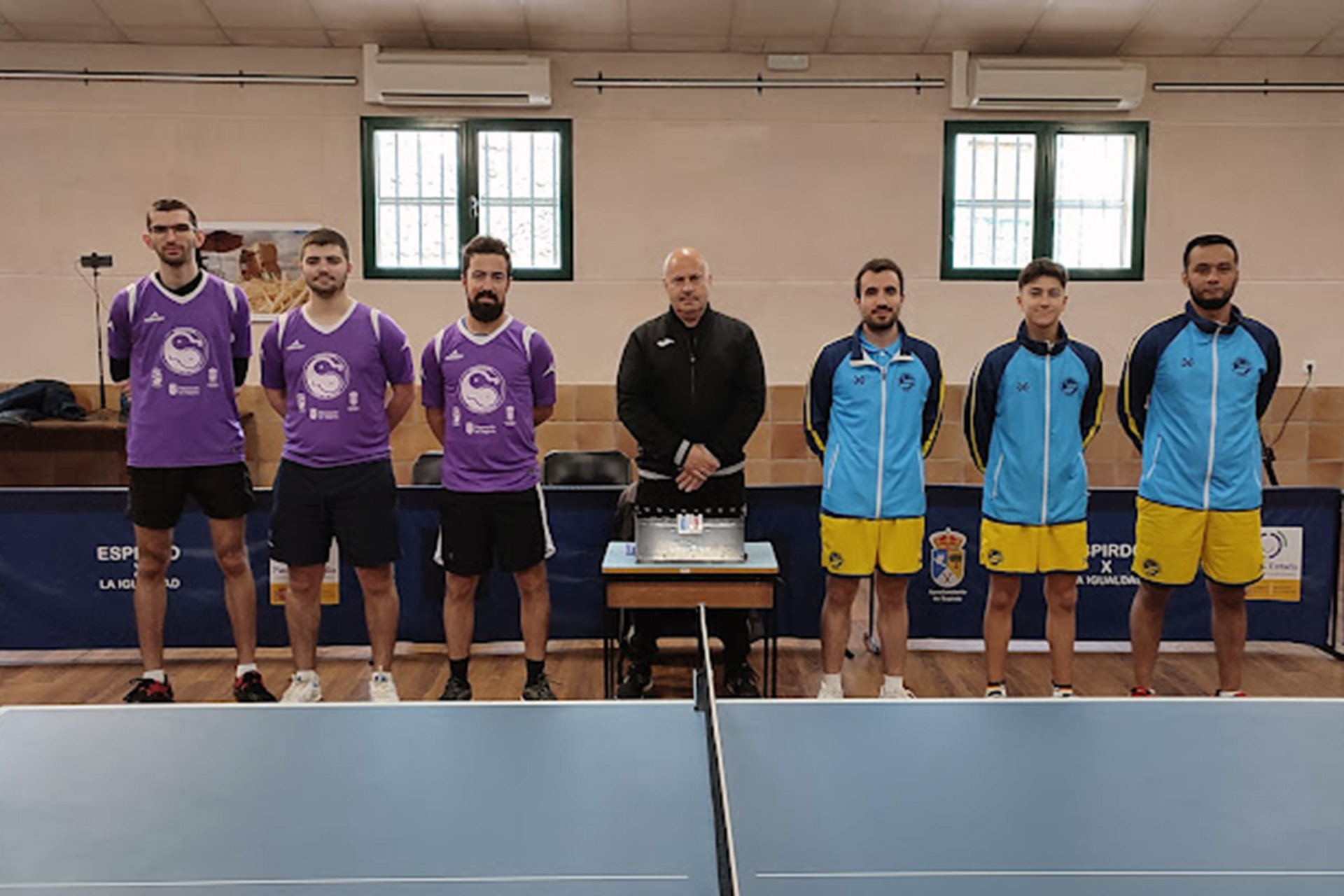 Los jugadores del Seghos ETM y el Fuencarral, junto al árbitro del encuentro jugado en Espirdo./ SEGHOS ETM