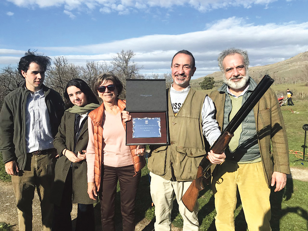 El ganador muestra la placa conmemorativa, acompañado por Paz Sáenz y Javier, Guzmán e Inés Gila. / E. A.