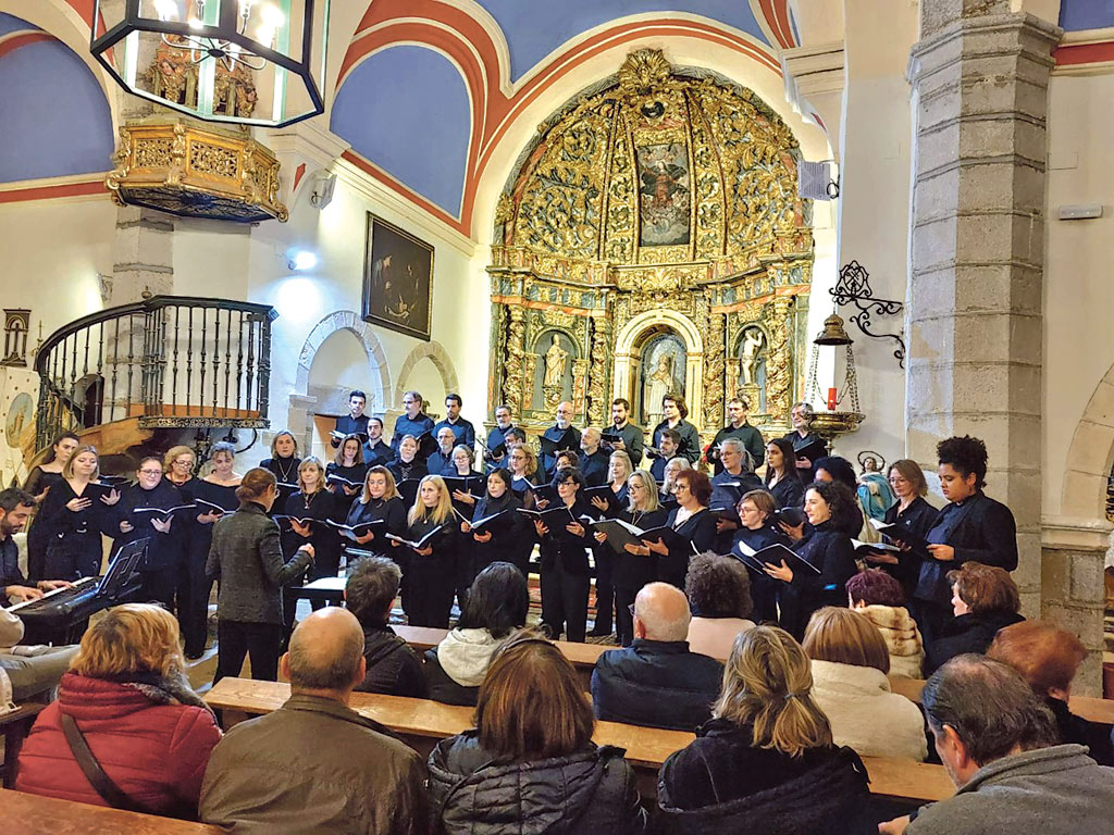 La Coral Ágora llenó la iglesia de San Nicolas de Bari en su concierto./EL ADELANTADO