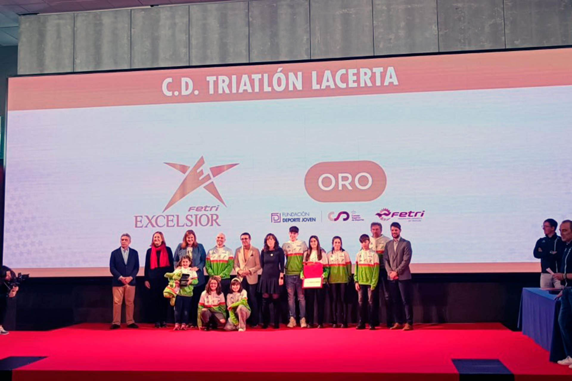 Foto de familia de los integrantes del club Lacerta junto a la alcaldesa y la concejal de Deportes./ CD LACERTA