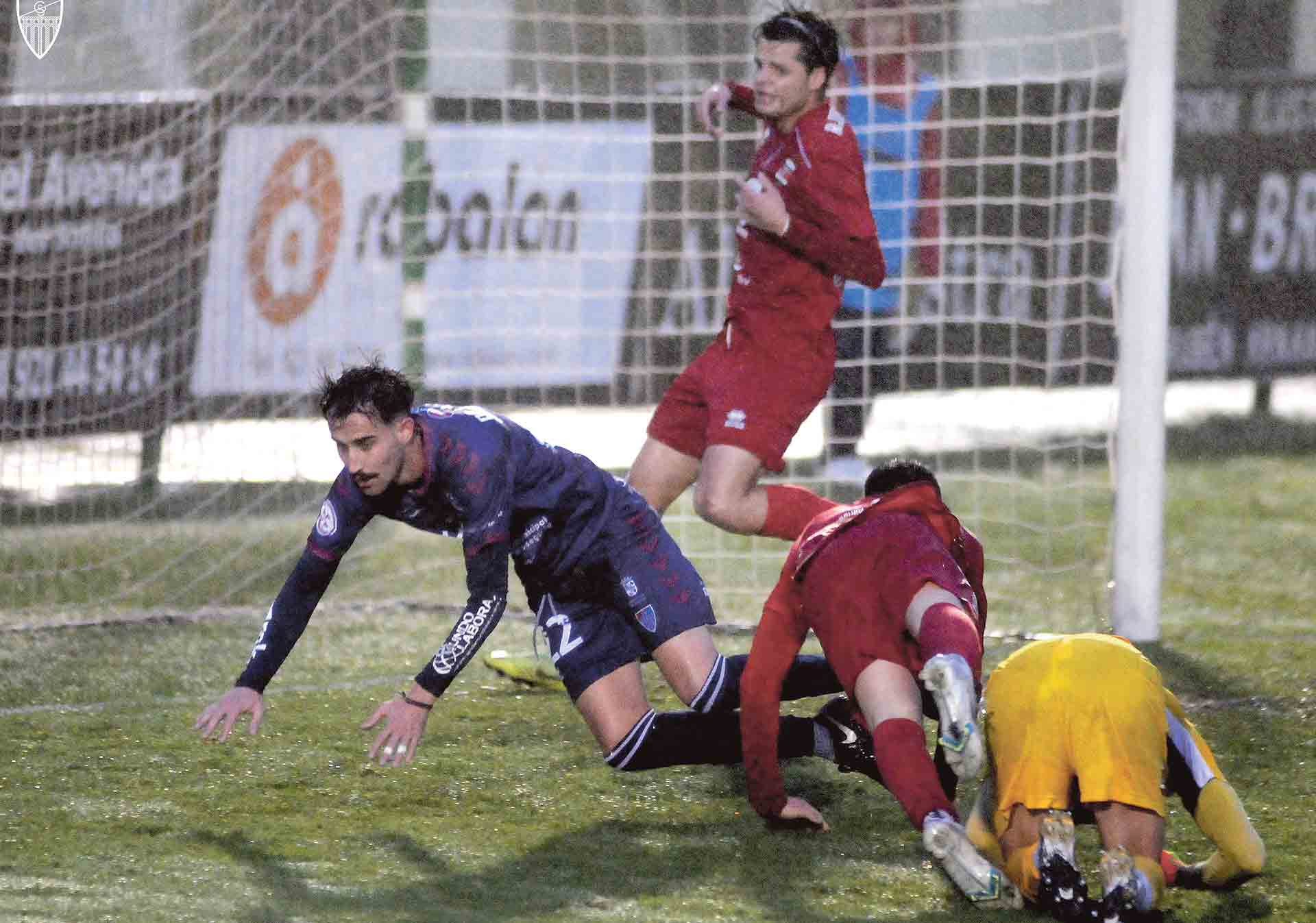 Juan de la Mata cae en una acción ofensiva de la Segoviana ante el CD Diocesano./ JUAN MARTÍN-G. SEGOVIANA