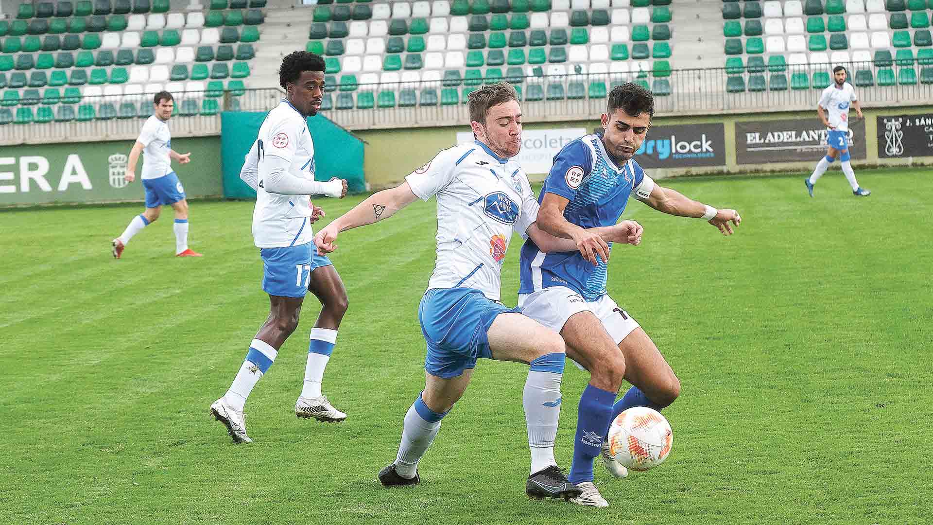 Diego Alcubilla pugna con un contrario por el control del balón./ KAMARERO