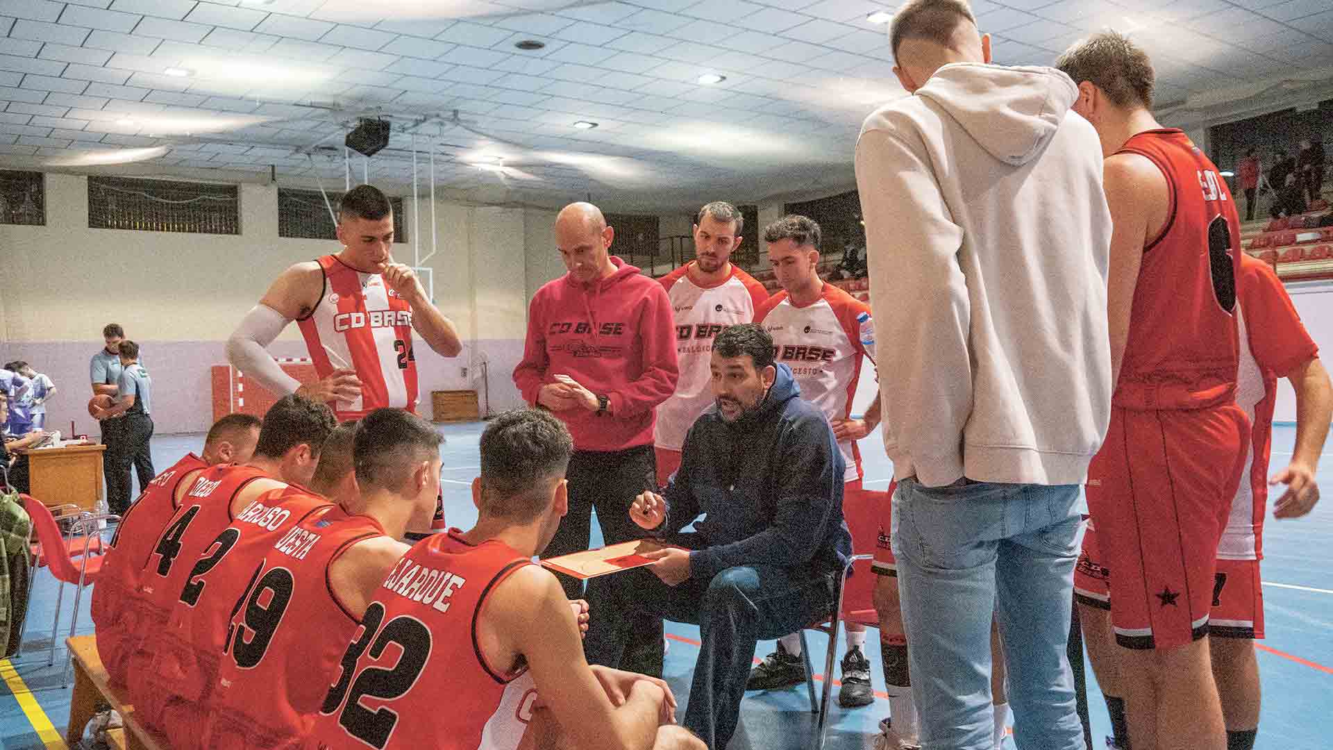 Toño García da instrucciones a sus jugadores durante un tiempo muerto./ KAMARERO