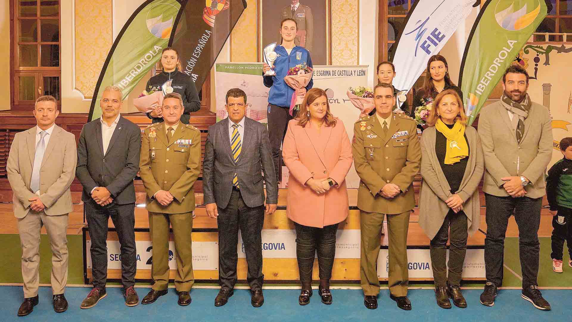 Las ganadoras de la competición, en el podio con los organizadores y colaboradores de la prueba en la Academia. / MIGUEL ÁNGEL FERNÁNDEZ