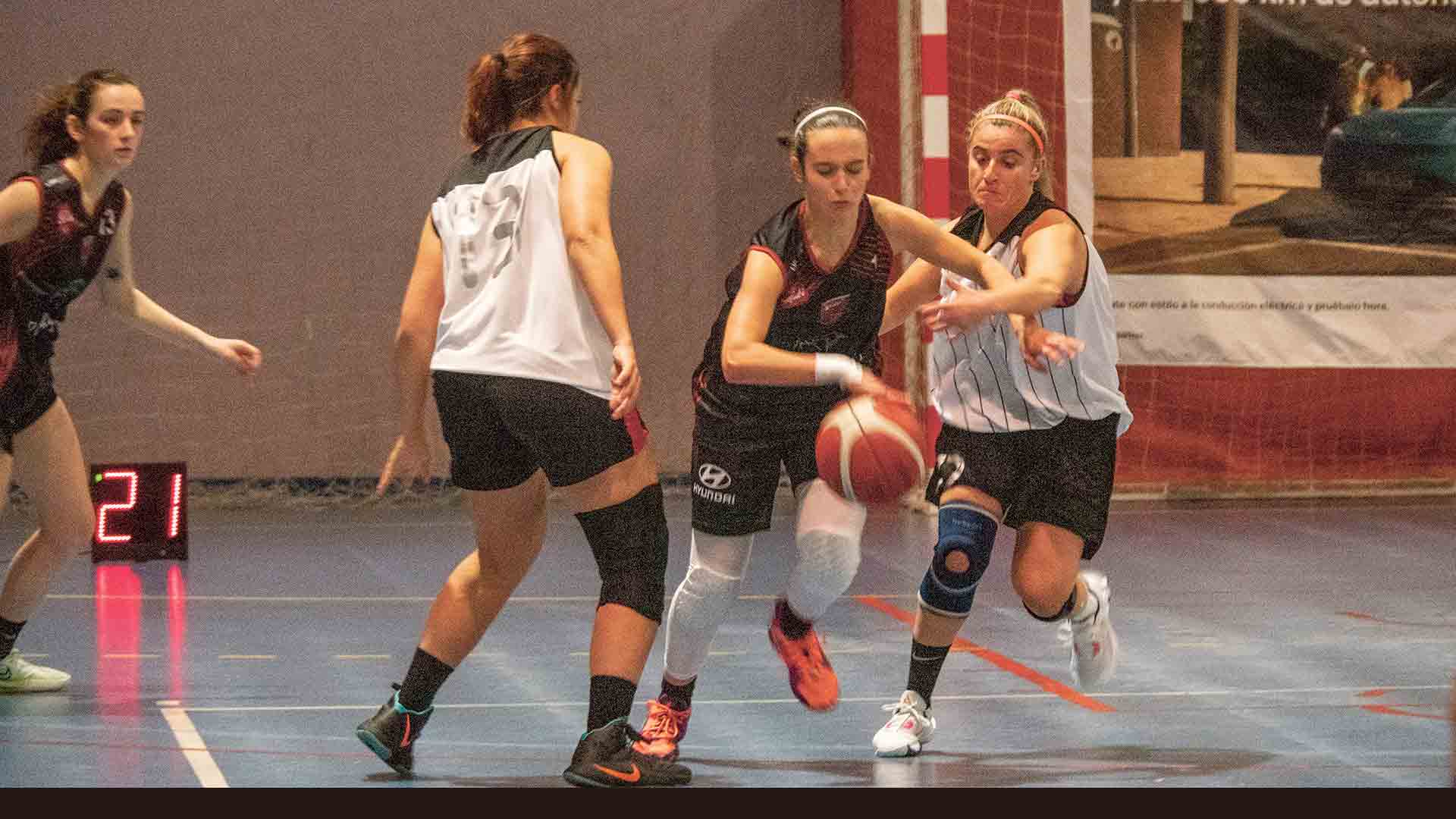 La jugadora de El Cochinillo intenta progresar con el balón./ NEREA LLORENTE