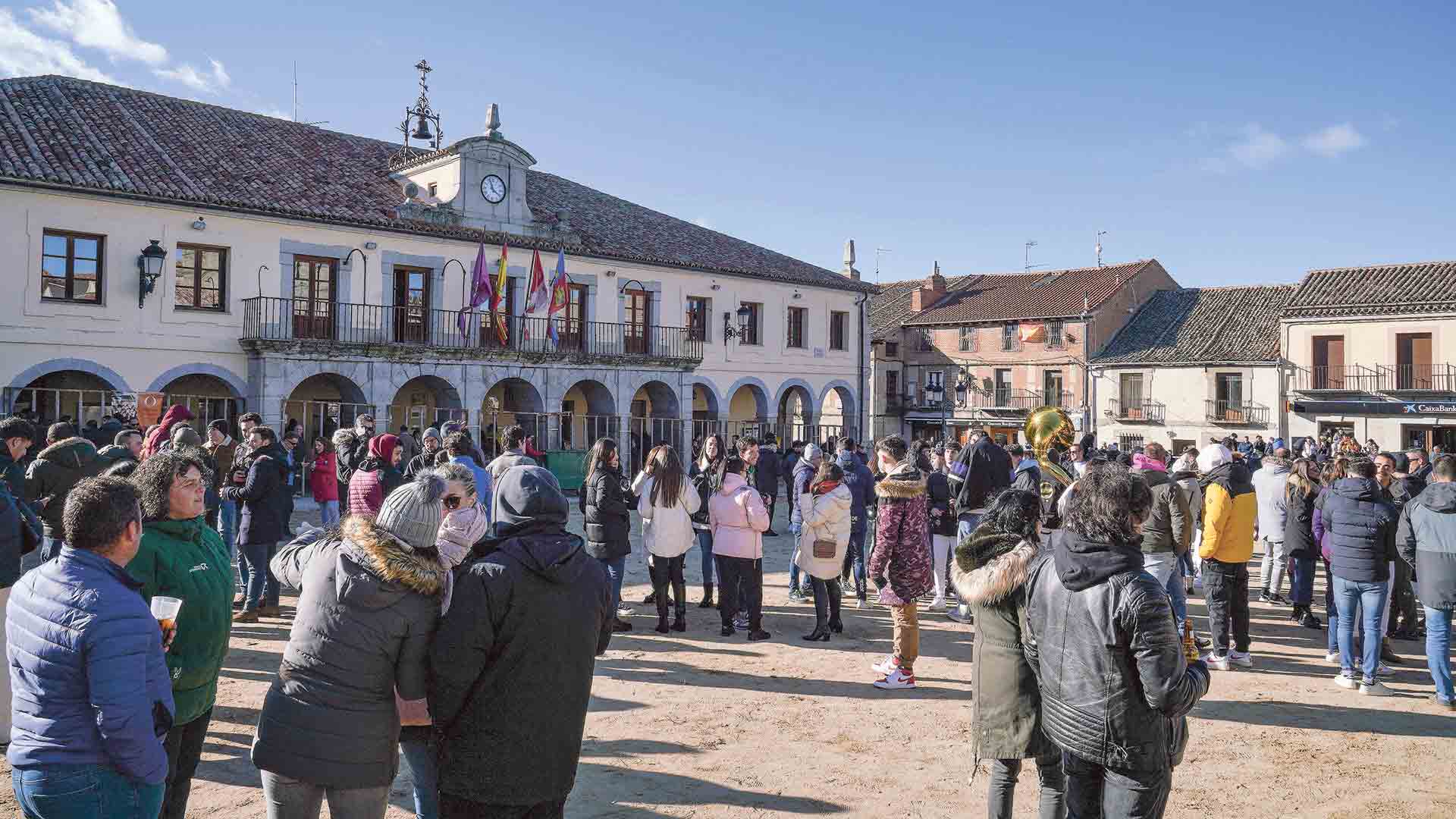 Mucha animación en la Plaza Mayor ayer sábado al mediodía con la charanga Gurugú. / Miguel Ángel Fernández