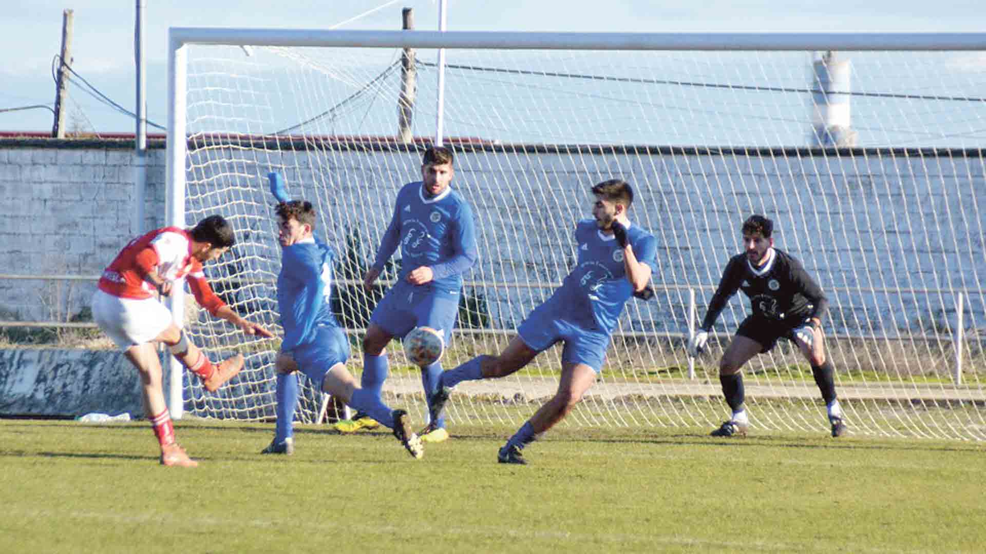 De esta manera consiguió el visitante Jon el tercer gol del Briviesca en Santa Clara./ SARAHI QUEVEDO