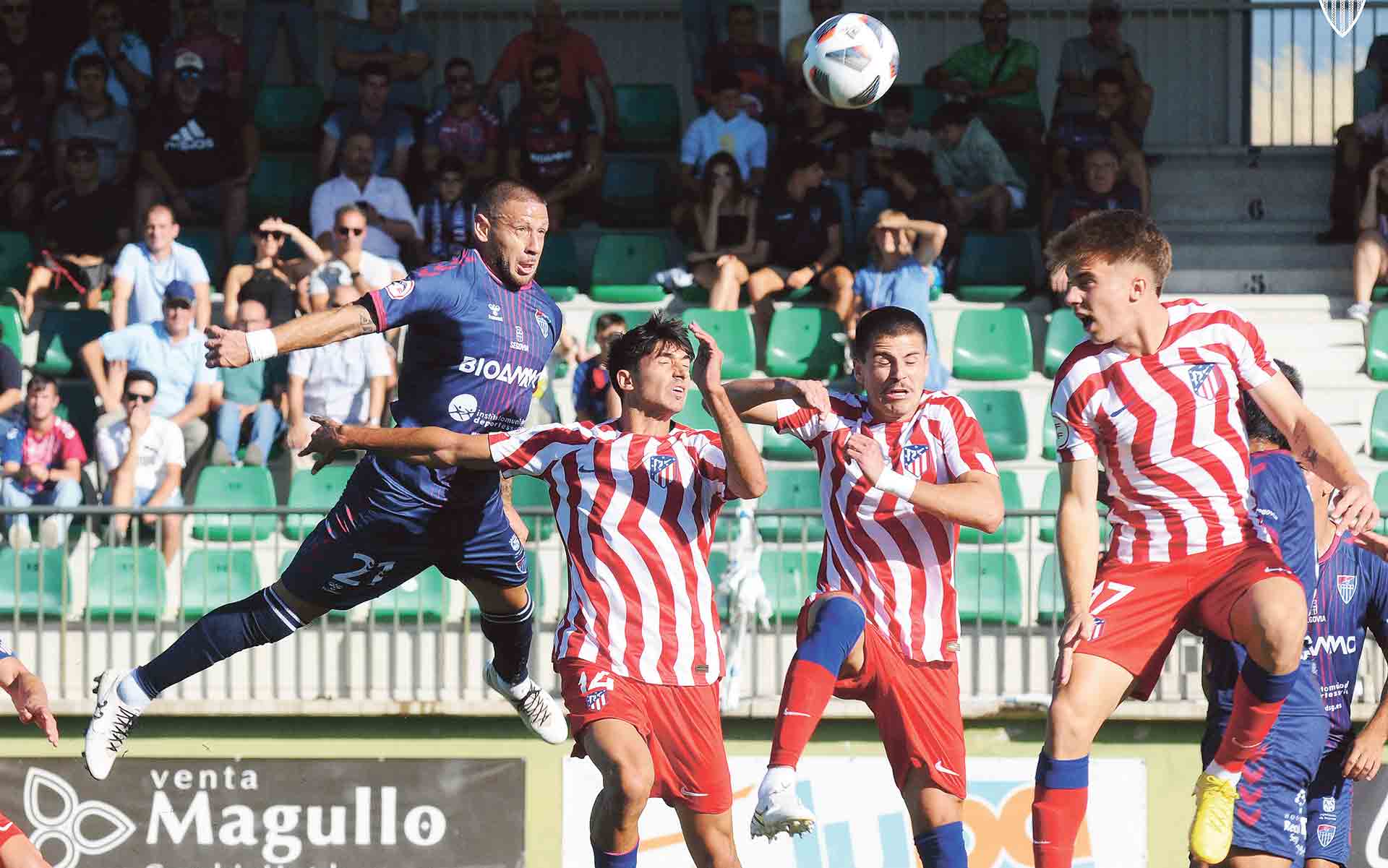 Acuña vuela para intentar rematar un balón aéreo que acaba despejando Pablo Barrios durante el partido jugado en Segovia./ JUAN MARTÍN-G. SEGOVIANA
