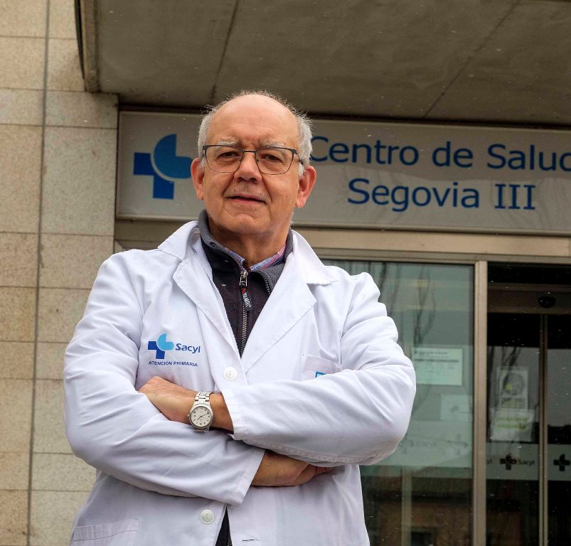 El doctor José Rodríguez, en la puerta del centro de Salud de San Lorenzo.