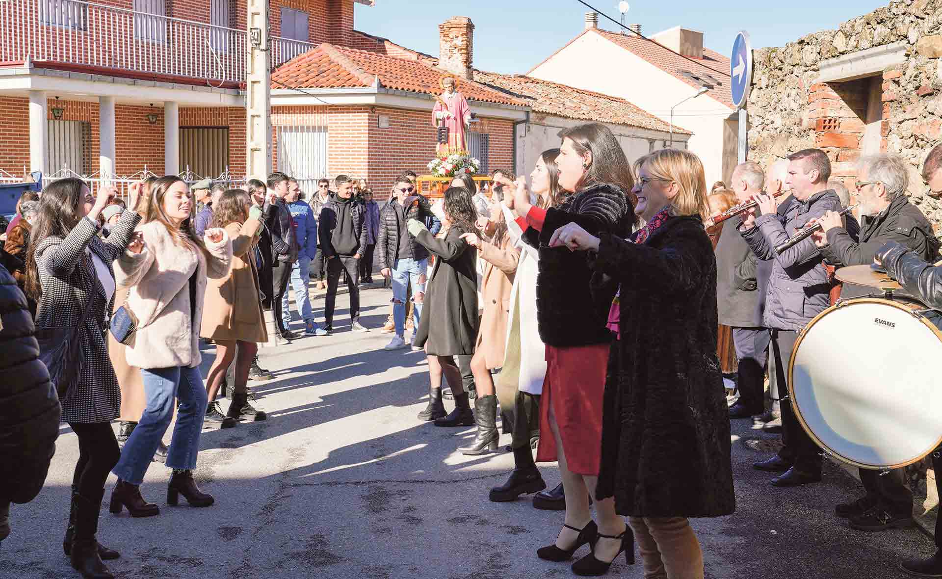 Animadas jotas durante la procesión celebrada ayer al mediodía. / Miguel Ángel Fernández