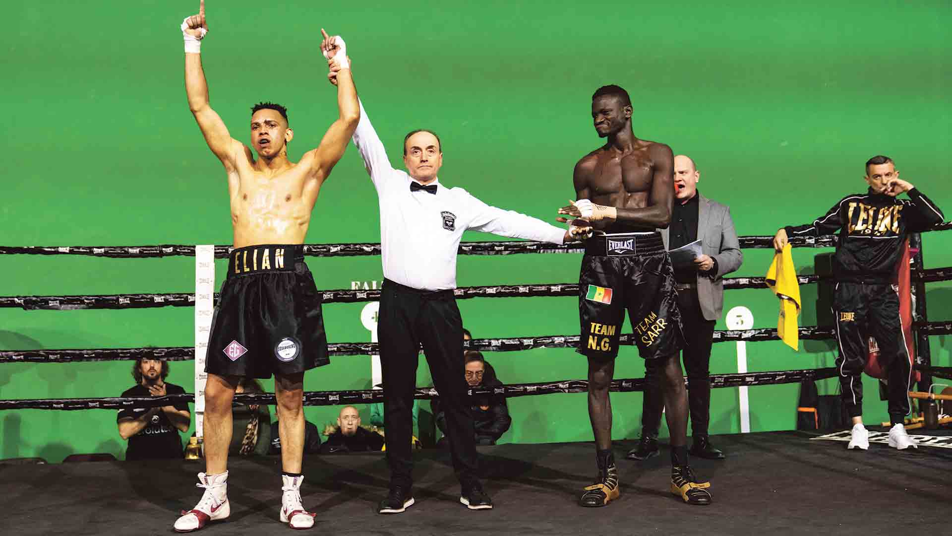 Elián Guerrero es proclamado vencedor del combate profesional celebrado el sábado. / Miguel Ángel Fernández