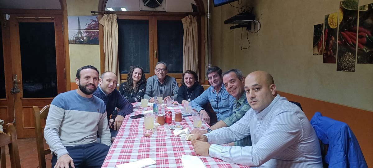 En la actualidad se mantiene la costumbre de cenar juntas ambas corporaciones.