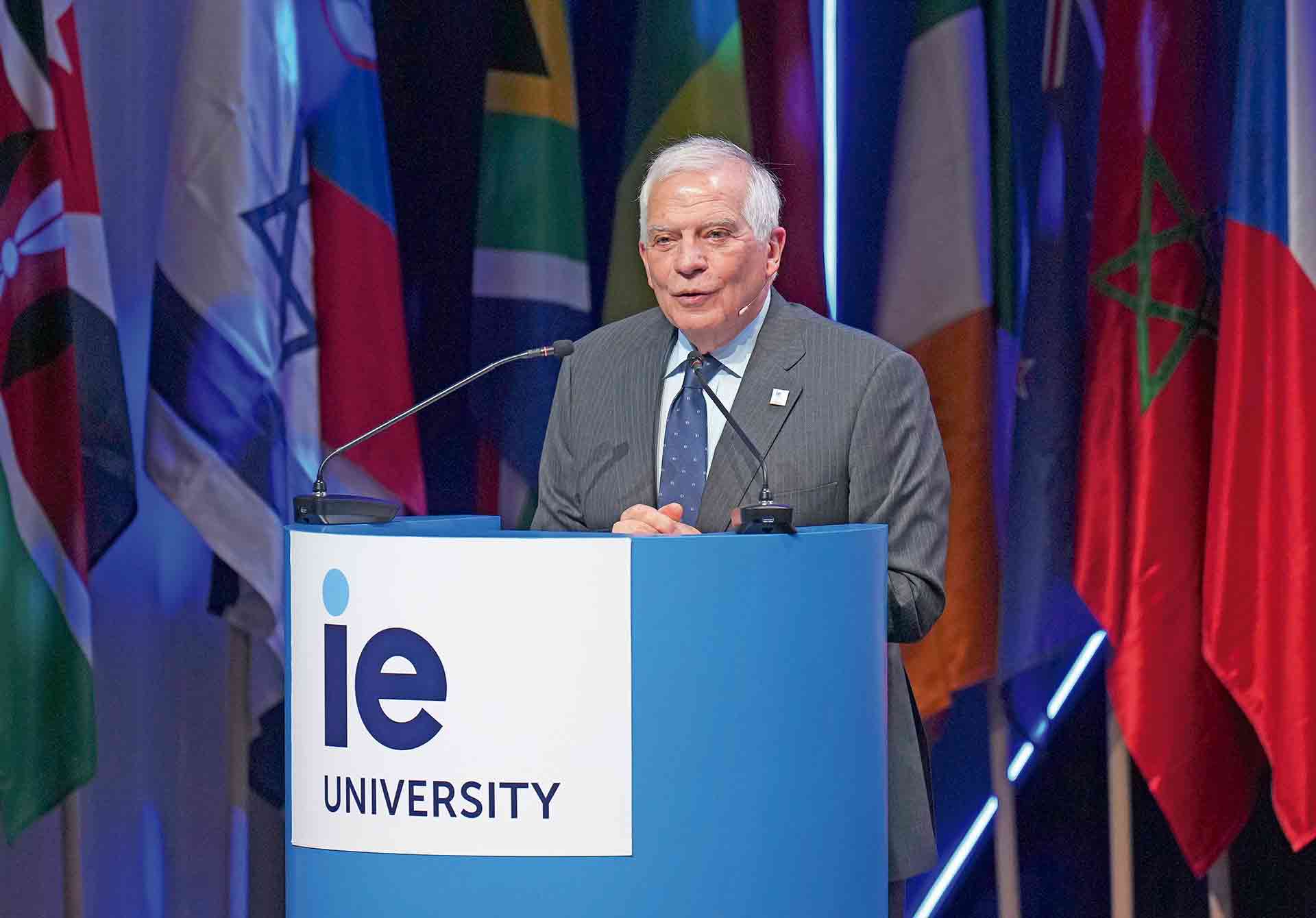 En el acto que abrió la nueva etapa en la escuela, Borrell analizó los desafíos energéticos y tecnológicos de la guerra de Ucrania. IE