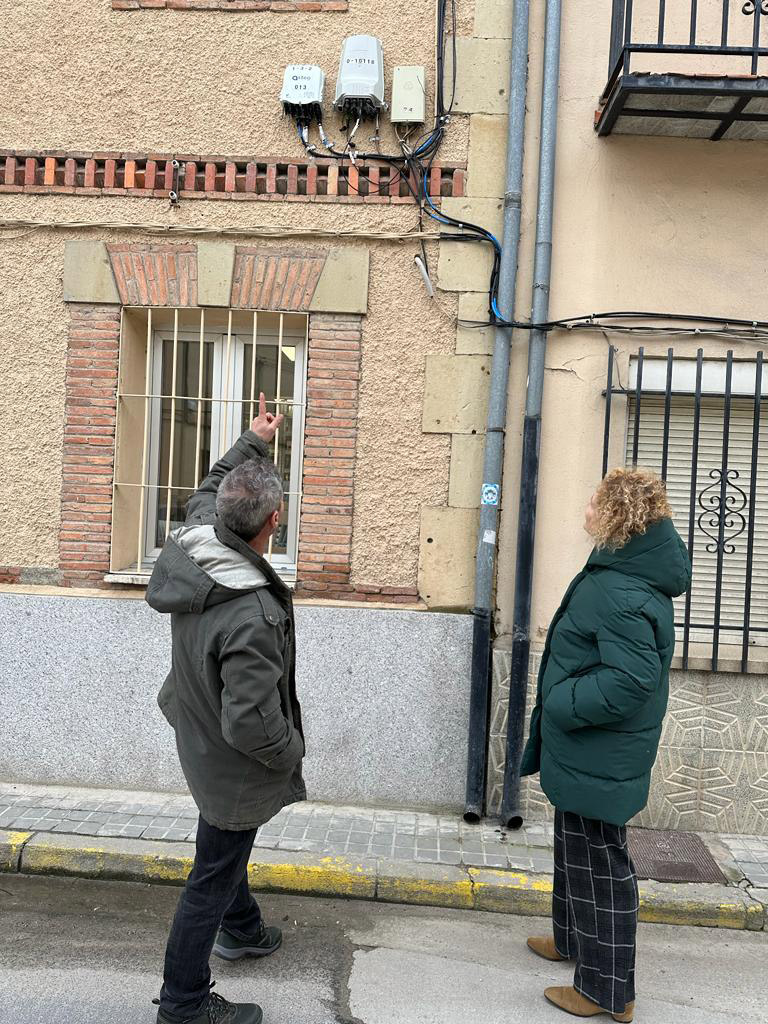 Lirio Martín junto al alcalde de Mozoncillo comprobando la banda ancha.