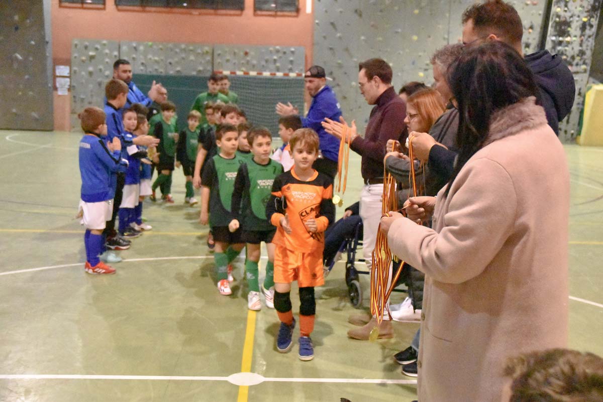 Entrega de medallas a los participantes al Torneo benéfico a favor de Vanessa.