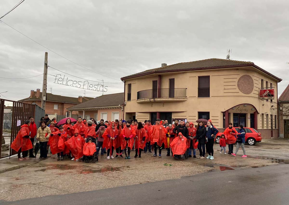A pesar de la lluvia, los vecinos de Gomezserracín realizaron la Marcha solidaria y finalizaron la jornada con un chocolate en el salón parroquial.