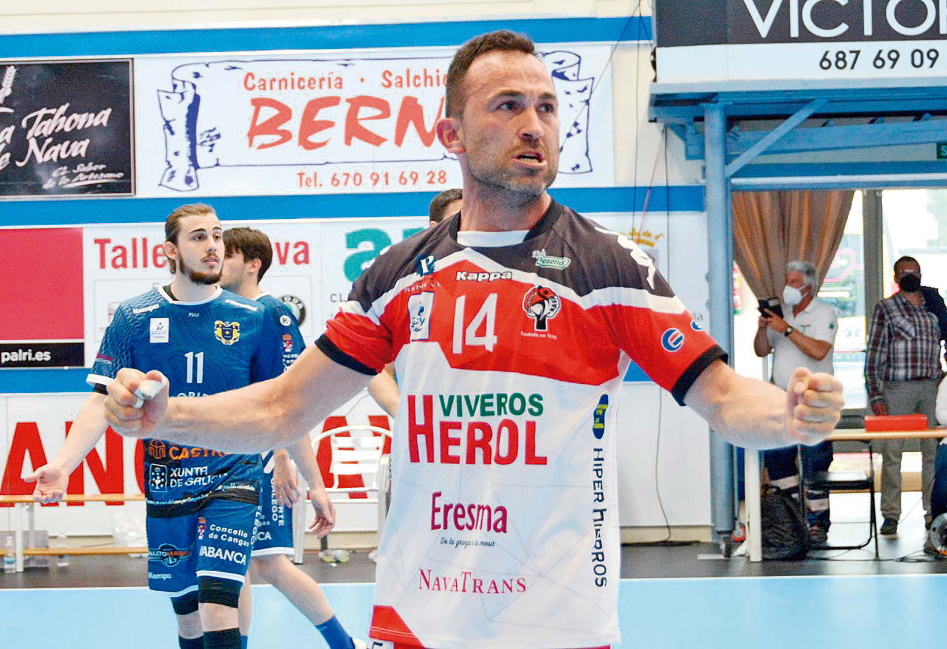 Carlos Villagrán celebra con la grada un gol conseguido por el Viveros Herol Nava en el pabellón Guerrer@s Naver@s./ AMADOR MARUGÁN