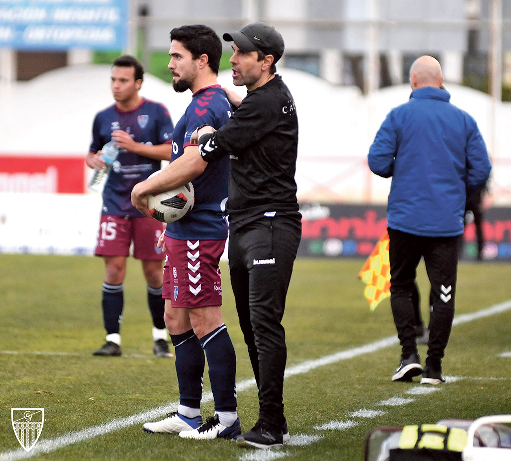 Ramsés, junto a Rubén en un momento del partido frente al Don Benito./ JUAN MARTÍN-G. SEGOVIANA
