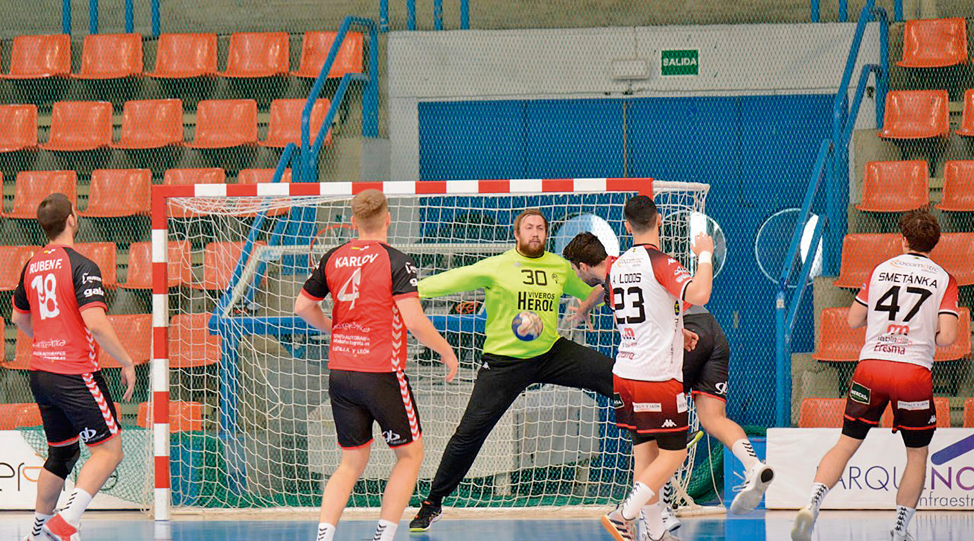 Patotski intenta detener un lanzamiento desde los seis metros./ A. MARUGÁN