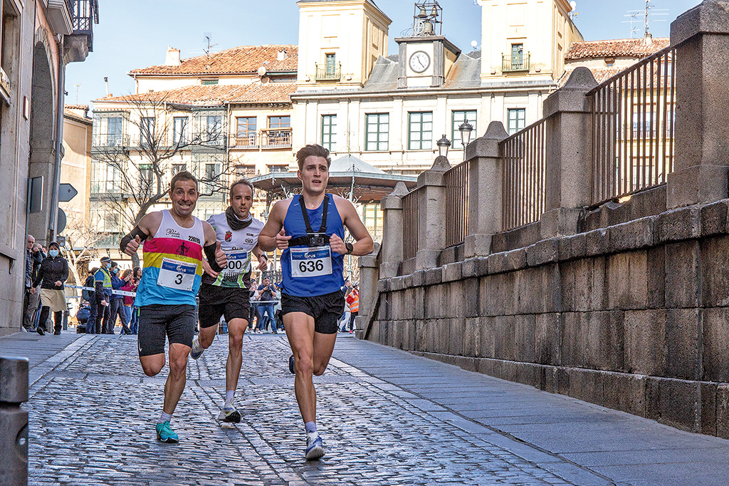 Atletas en la pasada edición de la Carrera Monumental./ NEREA LLORENTE