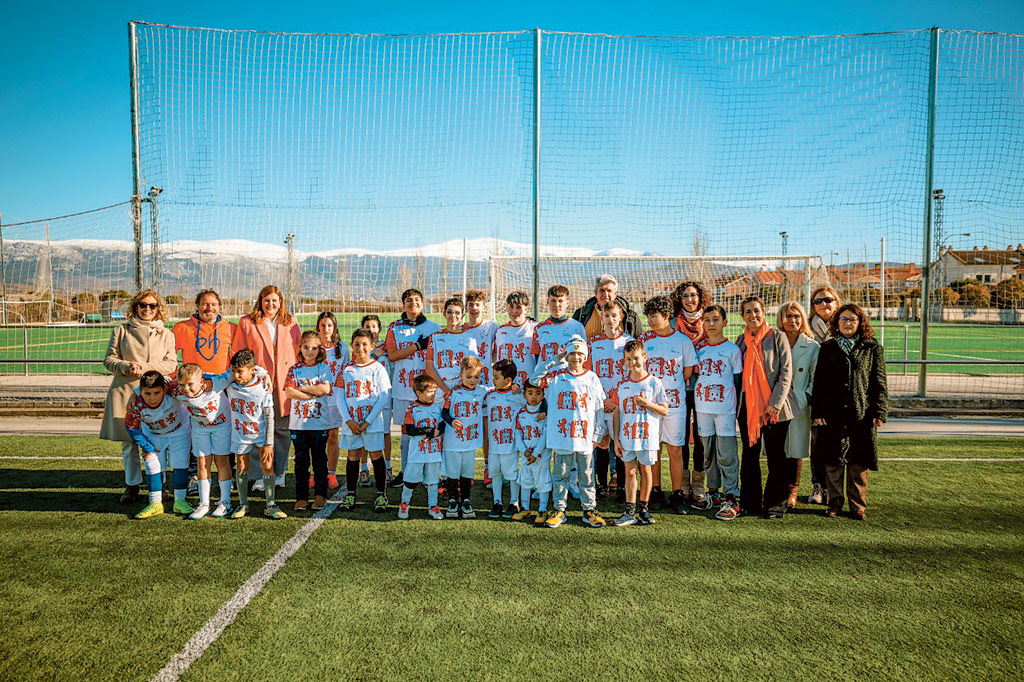Los representantes institucionales, con los jugadores./ E.A.