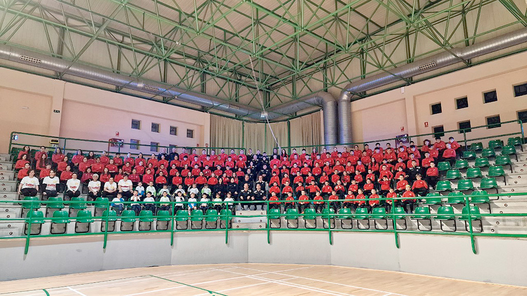 Foto de familia de los integrantes del Club Deportivo Segosala que realizó la presentación de sus equipos en el pabellón Pedro Delgado./ CD SEGOSALA