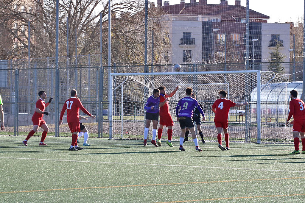 La defensa del Cuéllar Santa Teresa defiende un saque de esquina durante el partido en Palencia./ SARAHI QUEVEDO