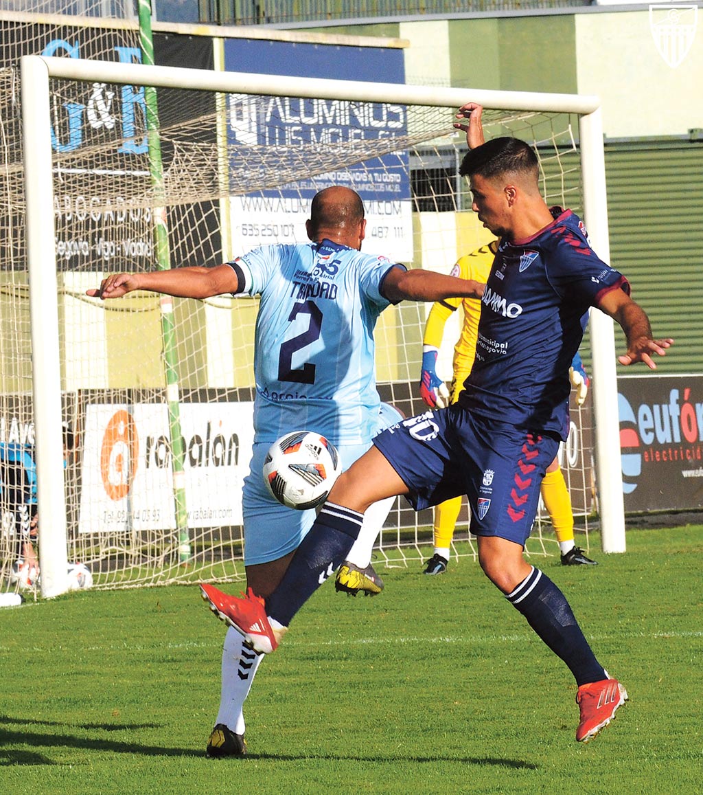 Javi Borrego intenta controlar el balón dentro del área con un rival del Don Benito de espaldas./ JUAN MARTÍN-G. SEGOVIANA