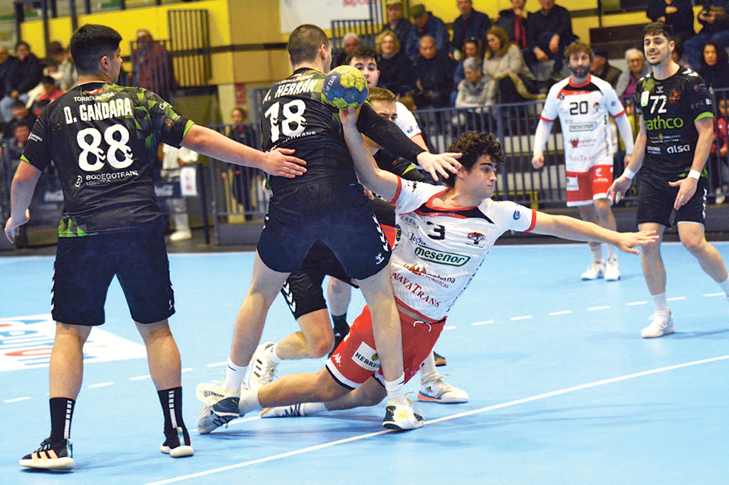 Javi Gómez se lanza hacia la portería rival./ AMADOR MARUGÁN