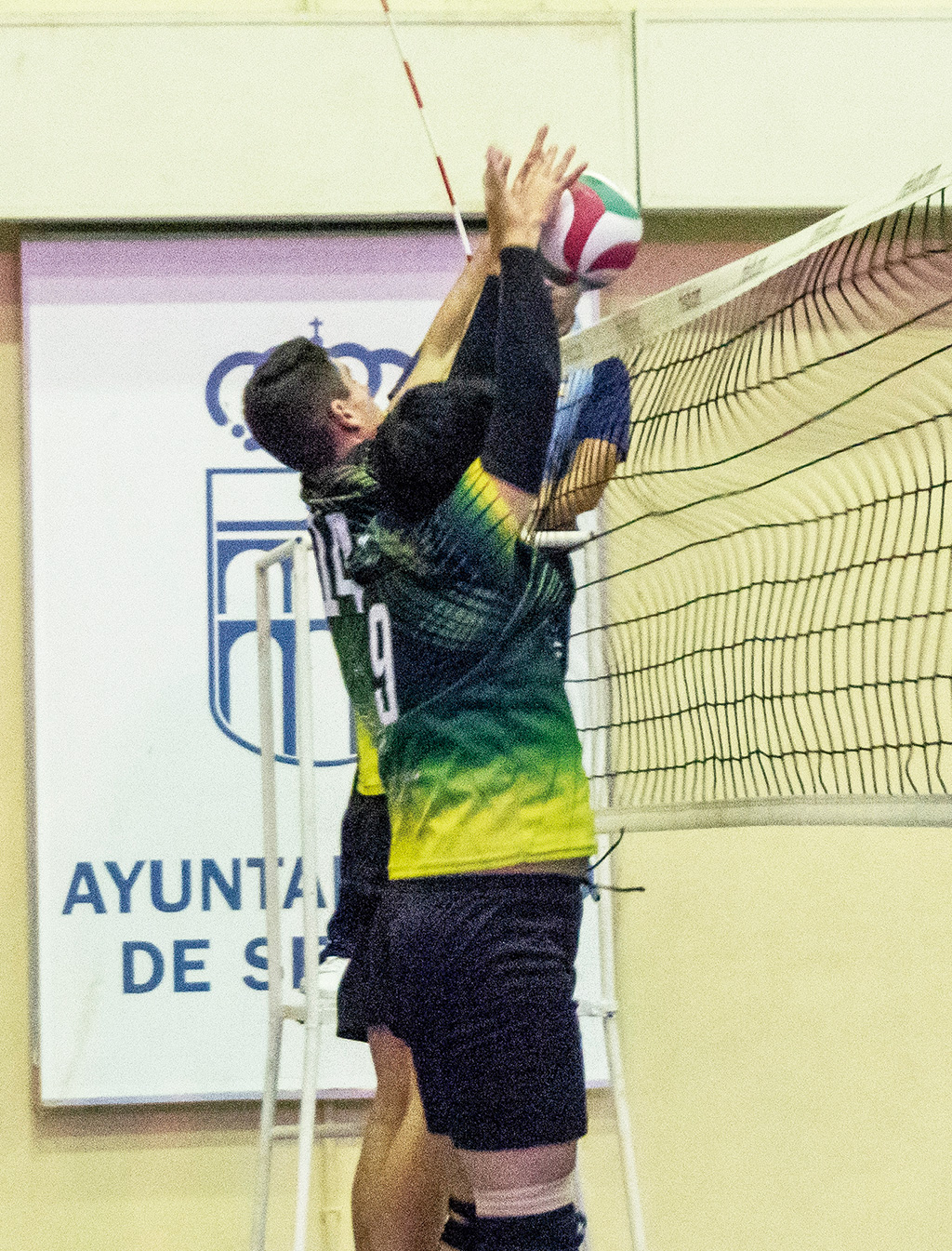 Jugadores del Segovoley realizando un bloqueo. / NEREA LLORENTE