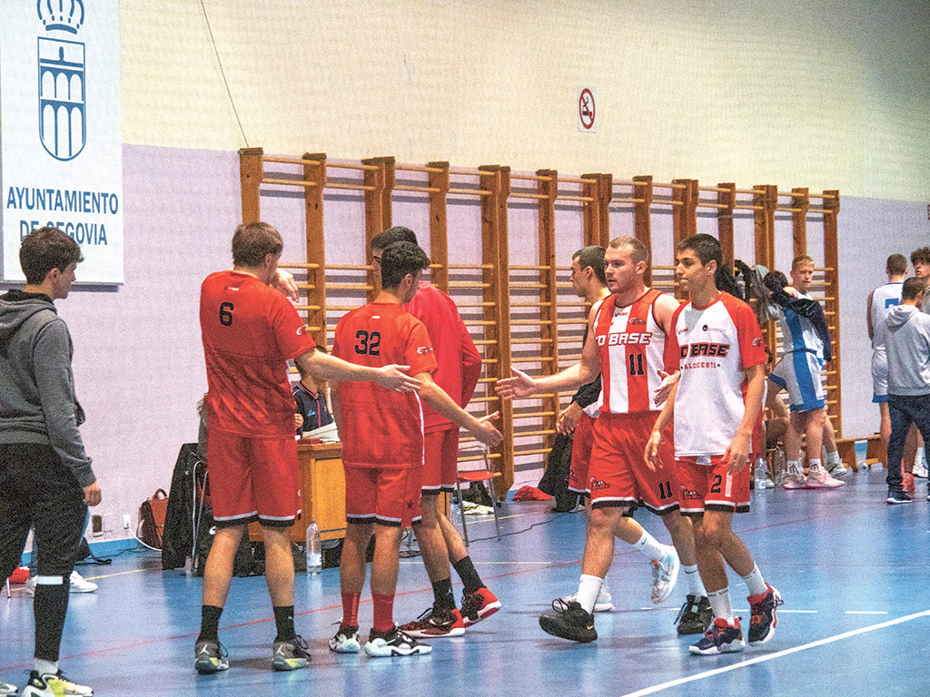 Los jugadores del CD Base se saludan al terminar uno de los cuartos./ NEREA LLORENTE