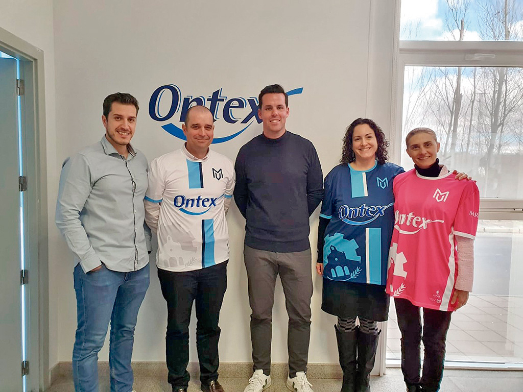 Diego Palomo (c) presidente de la EFS Valverde, con responsables de Ontex./ EL ADELANTADO
