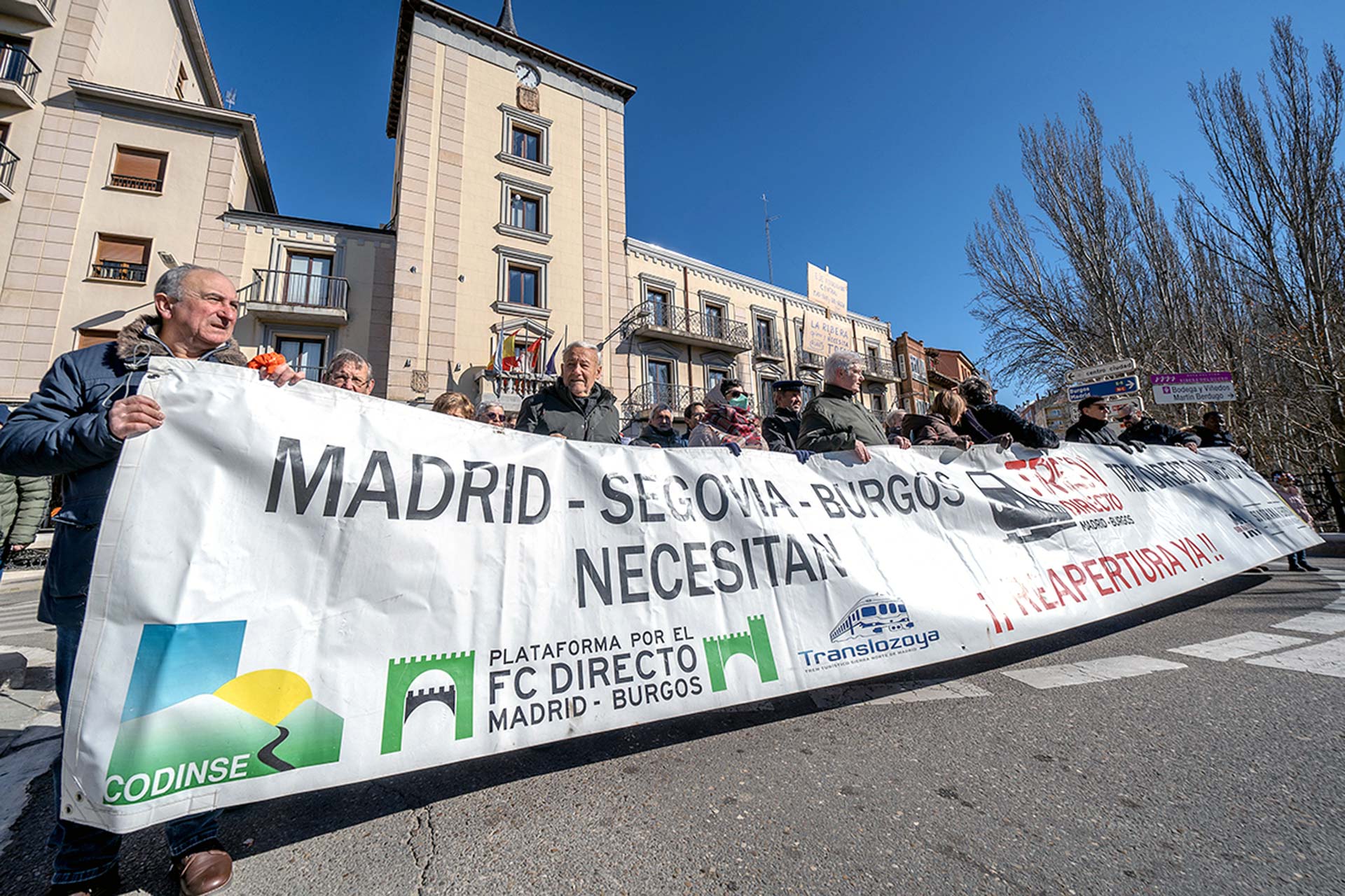 Pancarta que encabezó la manifestación celebrada en Aranda de Duero el sábado 11 de febrero. / EFE / Paco Santamaría