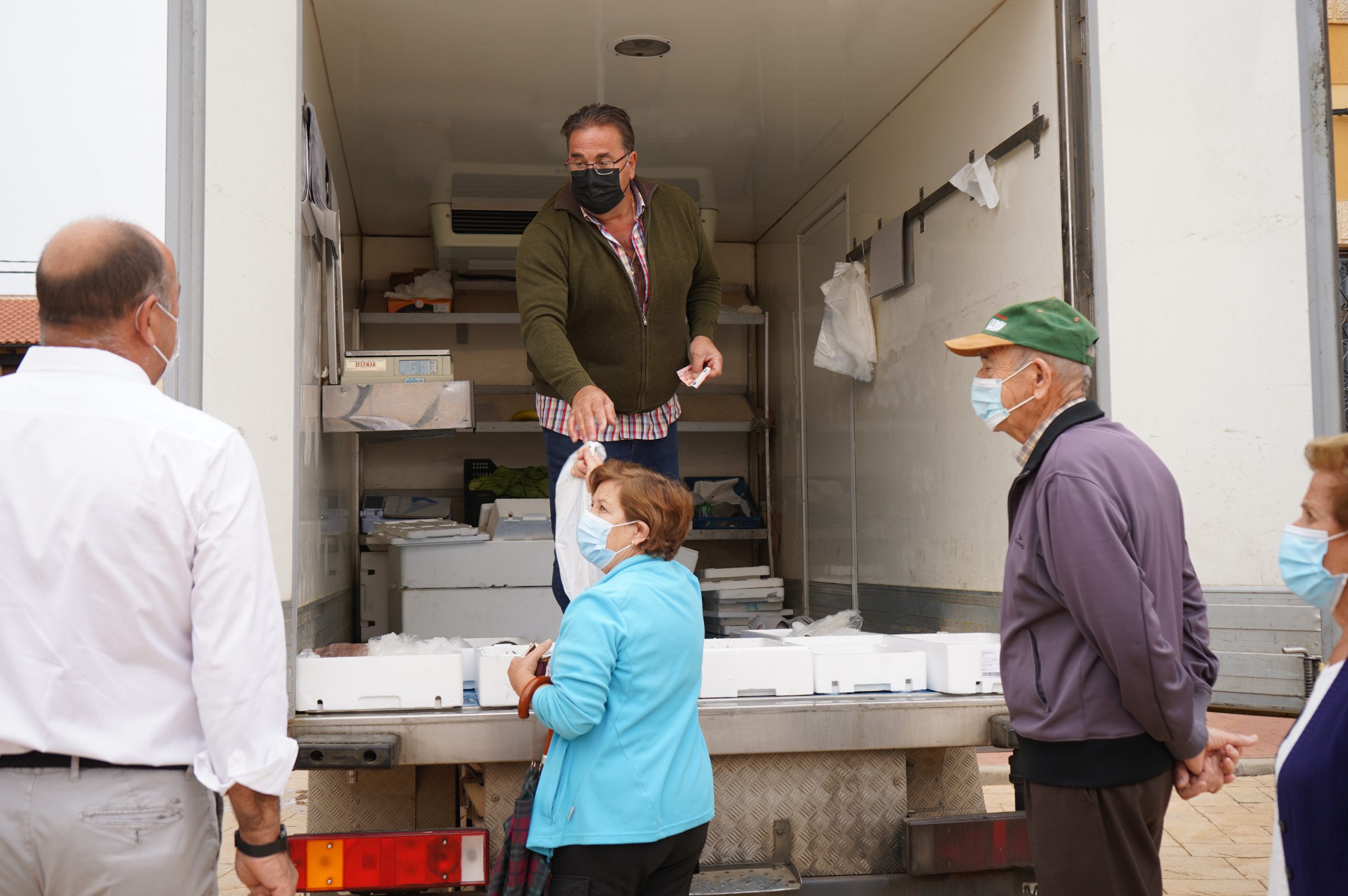 Puesto de venta ambulante en Corral de Ayllón.  / E. A.
