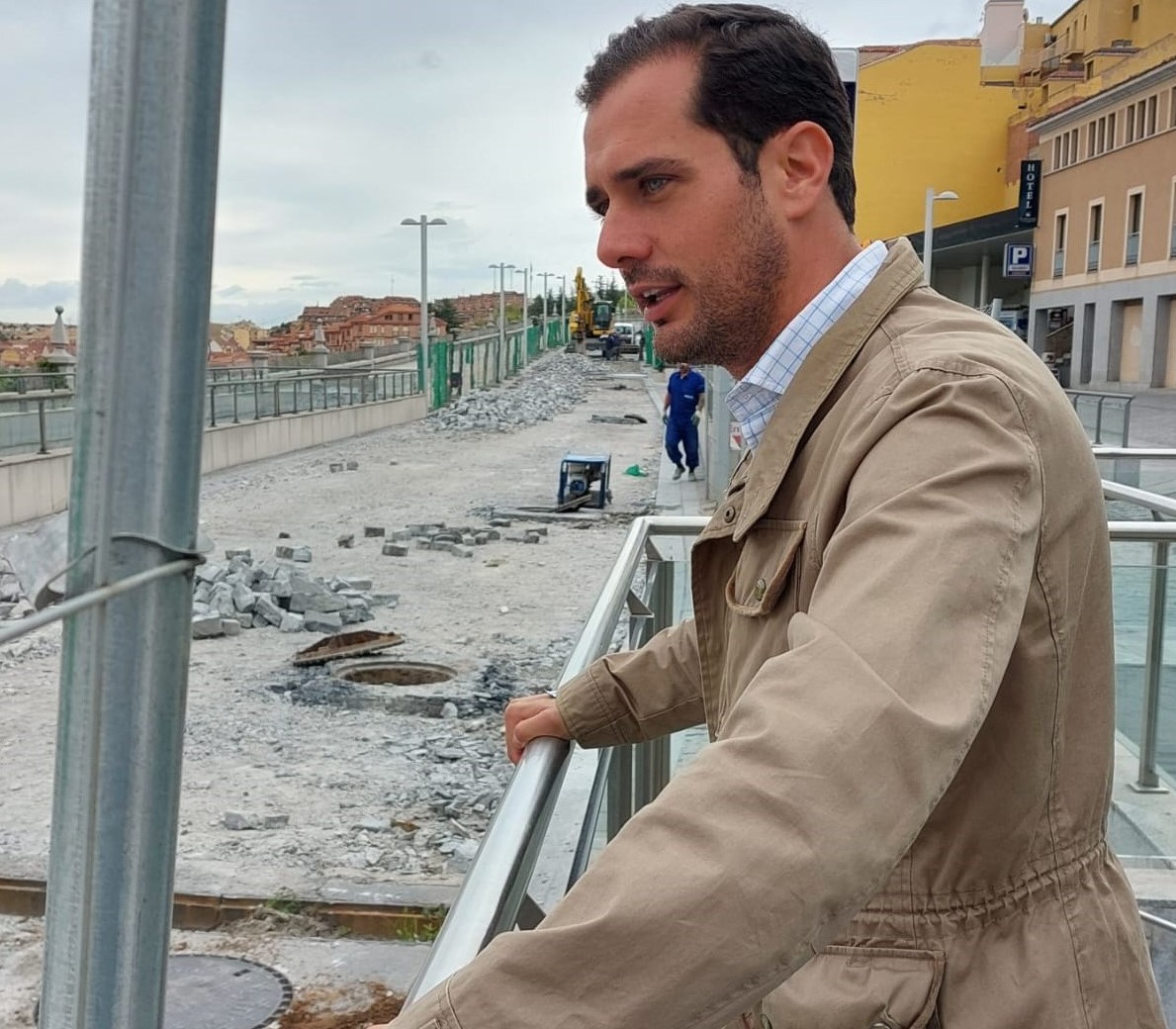 Pablo Pérez observa la marcha de las obras en Padre Claret. / E. A.