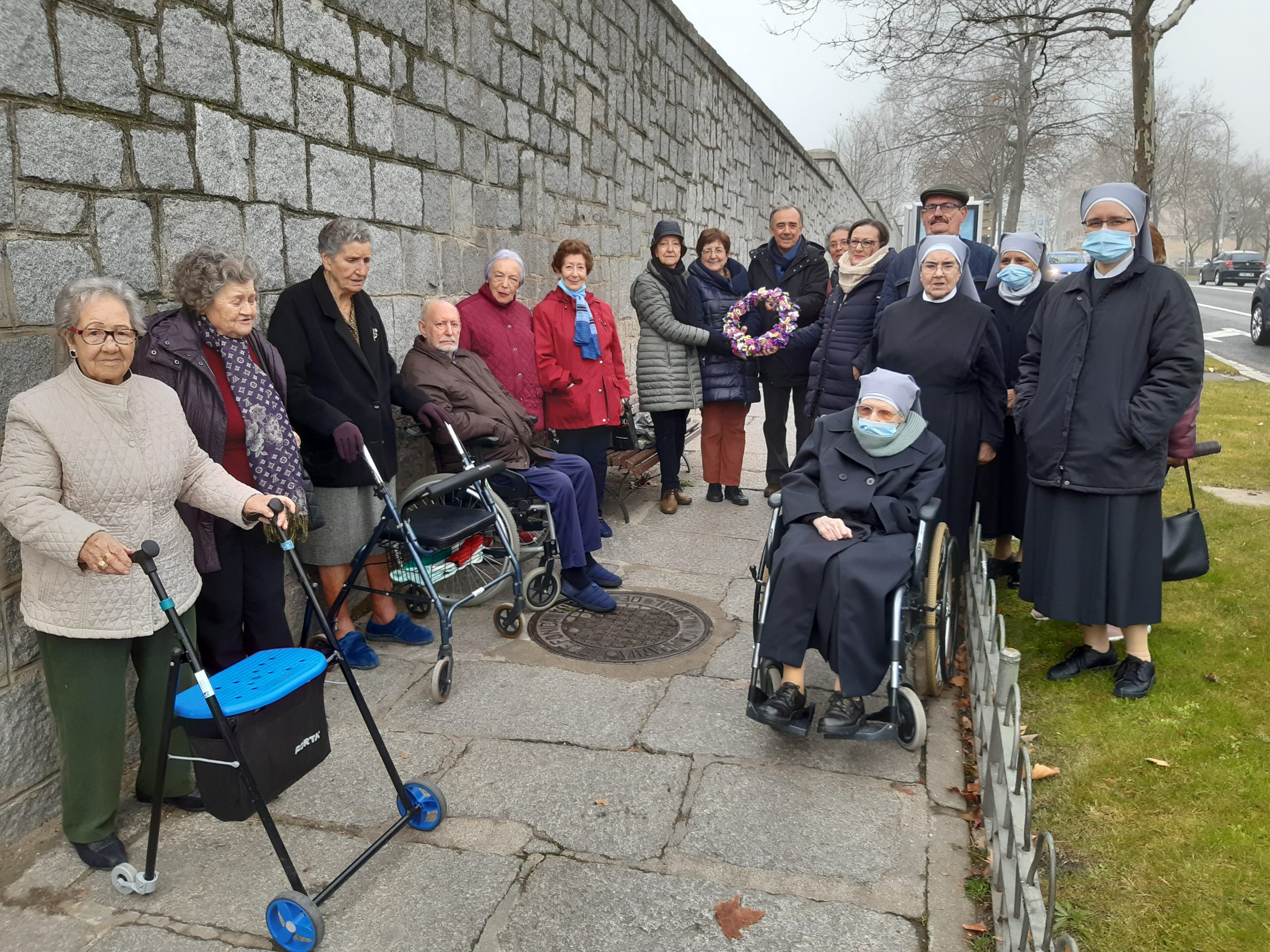 Un momento del homenaje que tuvo lugar ayer a las puertas de la Residencia Hermanitas de los Pobres.