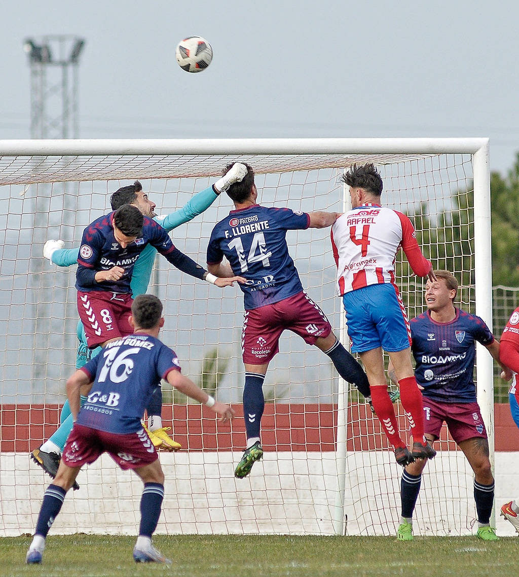 Otro punto, distintas sensaciones para la Segoviana (0-0) 1 Carmona despeja con el puño un envío al área de la Segoviana./ JUAN MARTÍN-G. SEGOVIANA