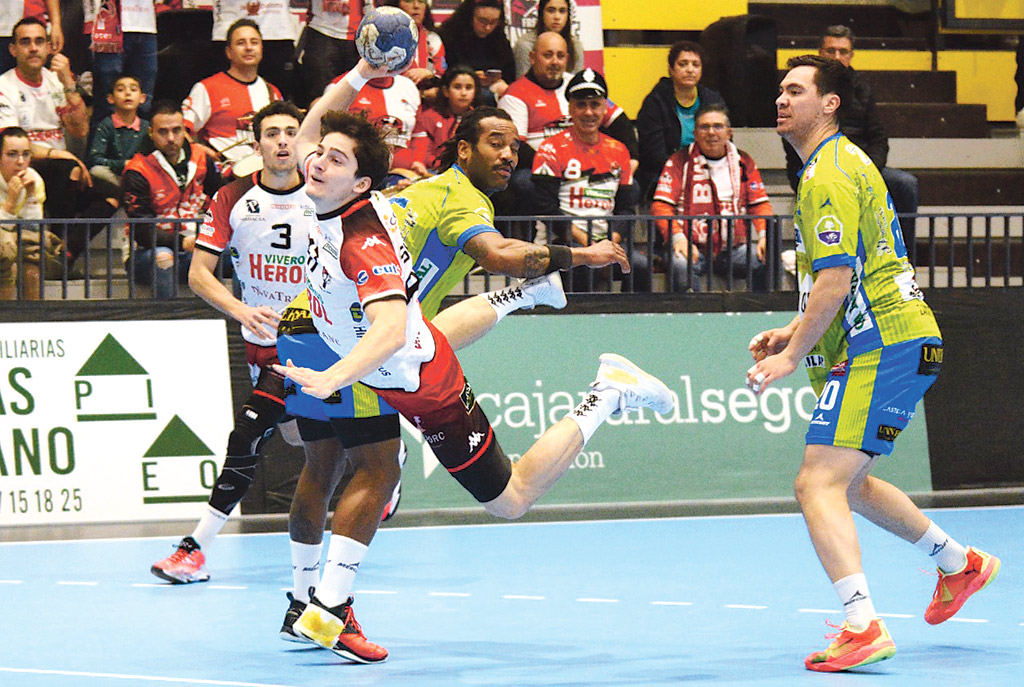 Tomas Smetanka se lanza desde los seis metros hacia la portería del Zamora en una acción clásica del central eslovaco./ AMADOR MARUGÁN