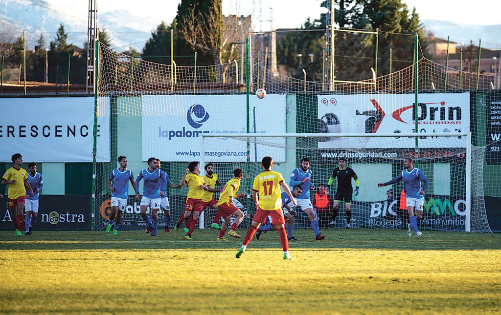 La defensa del Unami intenta defender uno de los últimos ataques del Palencia en el tramo final del encuentro./ MIGUEL ÁNGEL FERNÁNDEZ