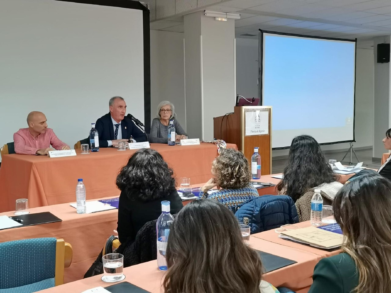 El delegado territorial se dirige a los asistentes al Curso