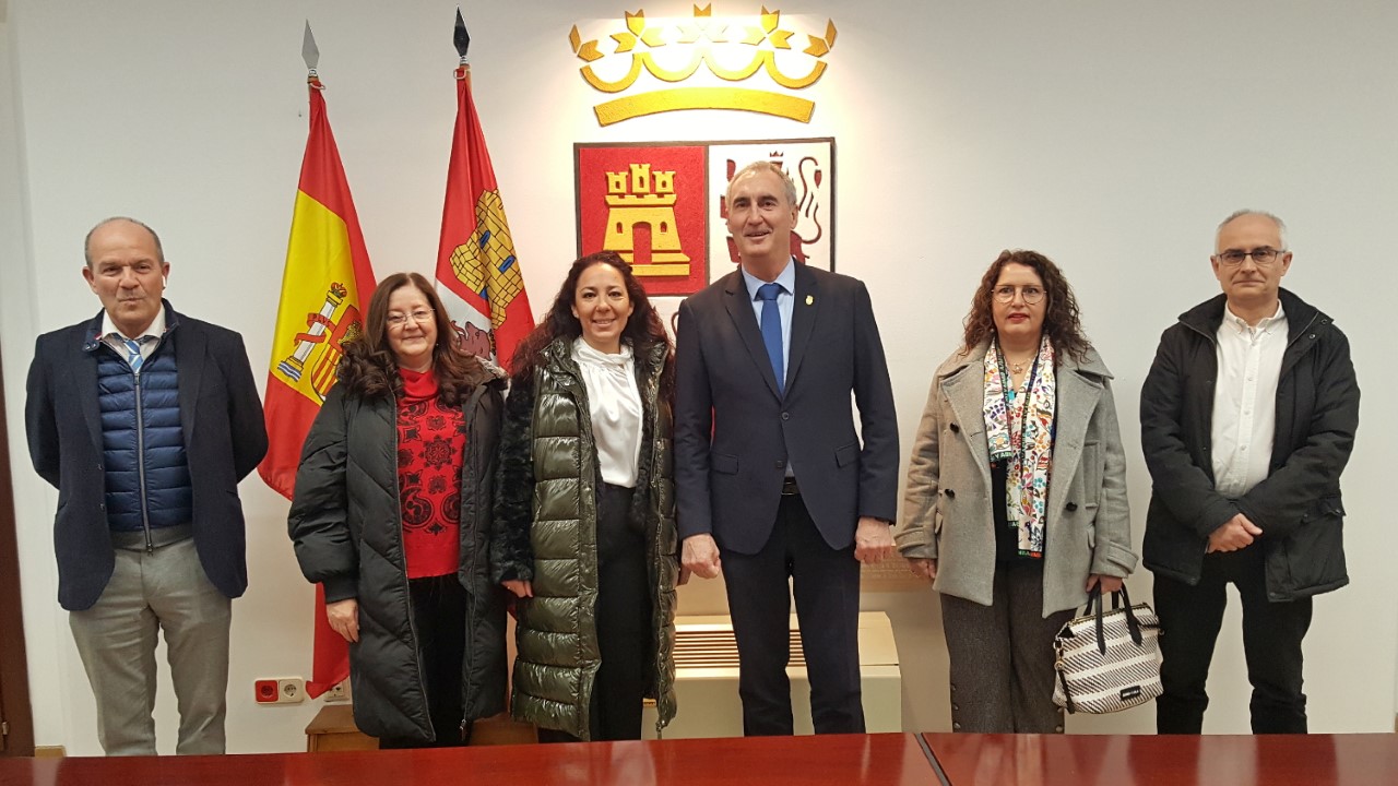 Julia García y Mercedes Arranz, recibidas por el delegado territorial, José Mazarías. / EL ADELANTADO