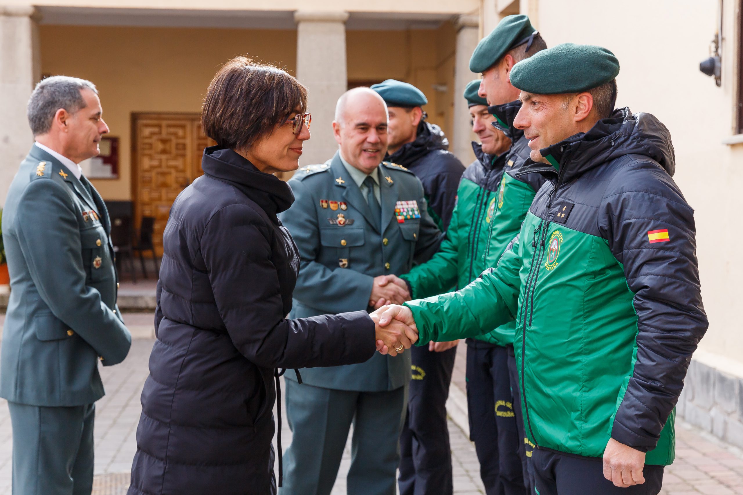 La directora general de la Guardia Civil, María Gámez, ofrece los destalles de un importante operativo desarrollado en Madrid y Segovia contra estafas con tarjetas bancarias, junto al jefe de la Zona de Castilla y León, Antonio del Castillo. / NACHO VALVERDE - ICAL