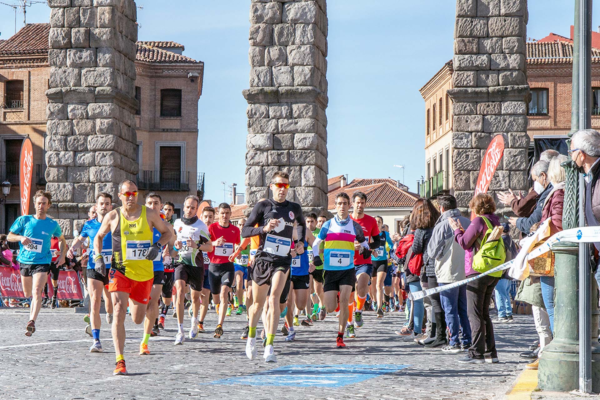 Salida de una pasada edición de la Carrera Monumental a los pies del Acueducto. / NEREA LLORENTE